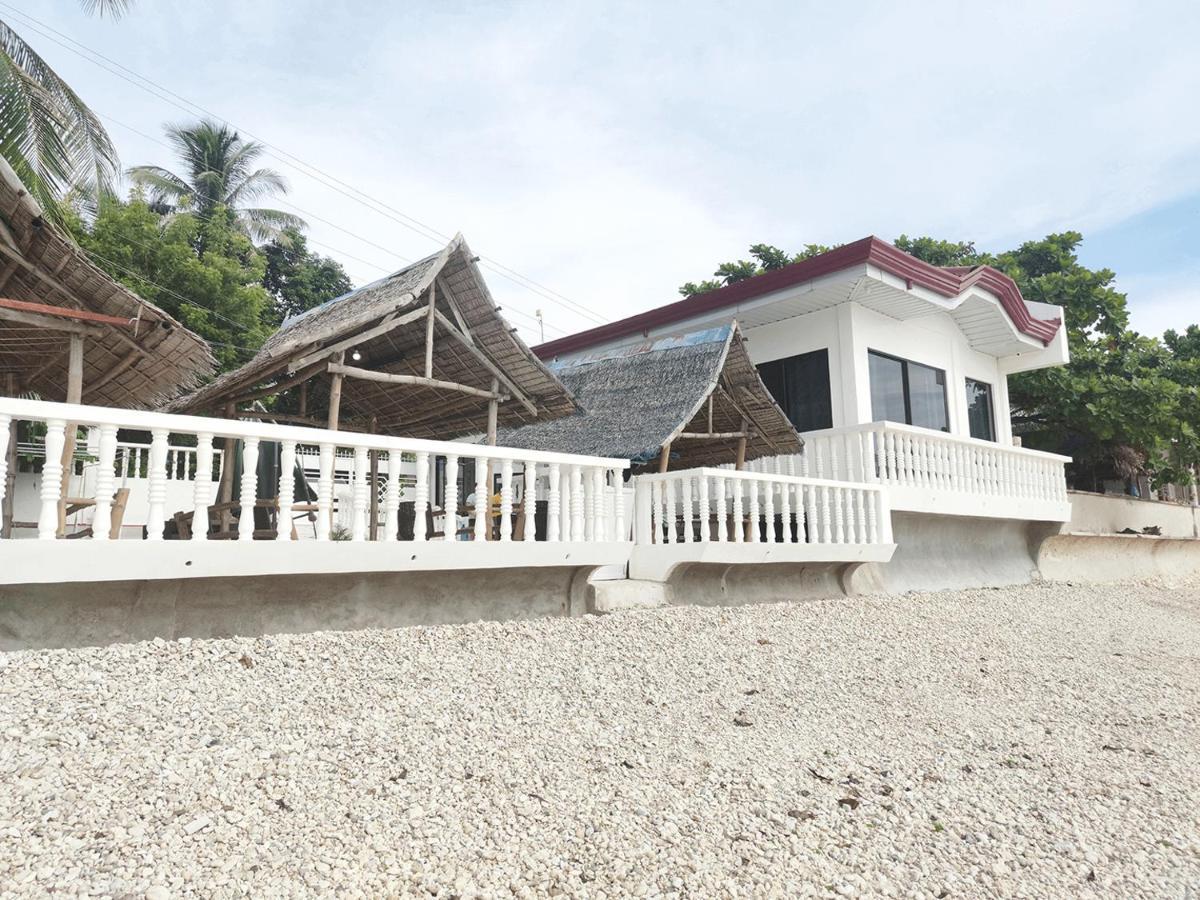 Luna Oslob Travellers Inn - Beach Front Exterior foto