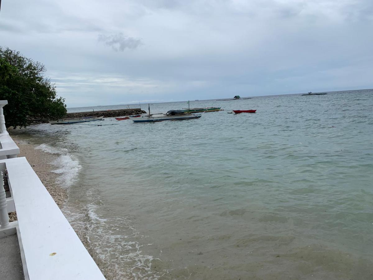 Luna Oslob Travellers Inn - Beach Front Exterior foto