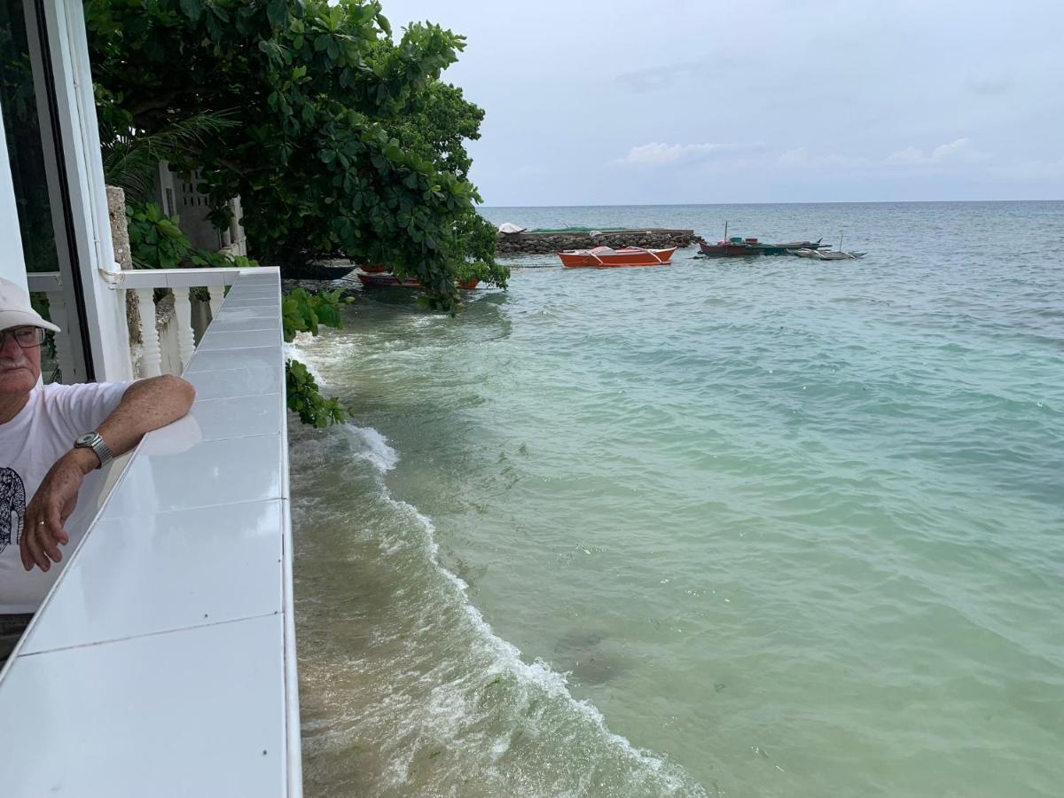 Luna Oslob Travellers Inn - Beach Front Exterior foto