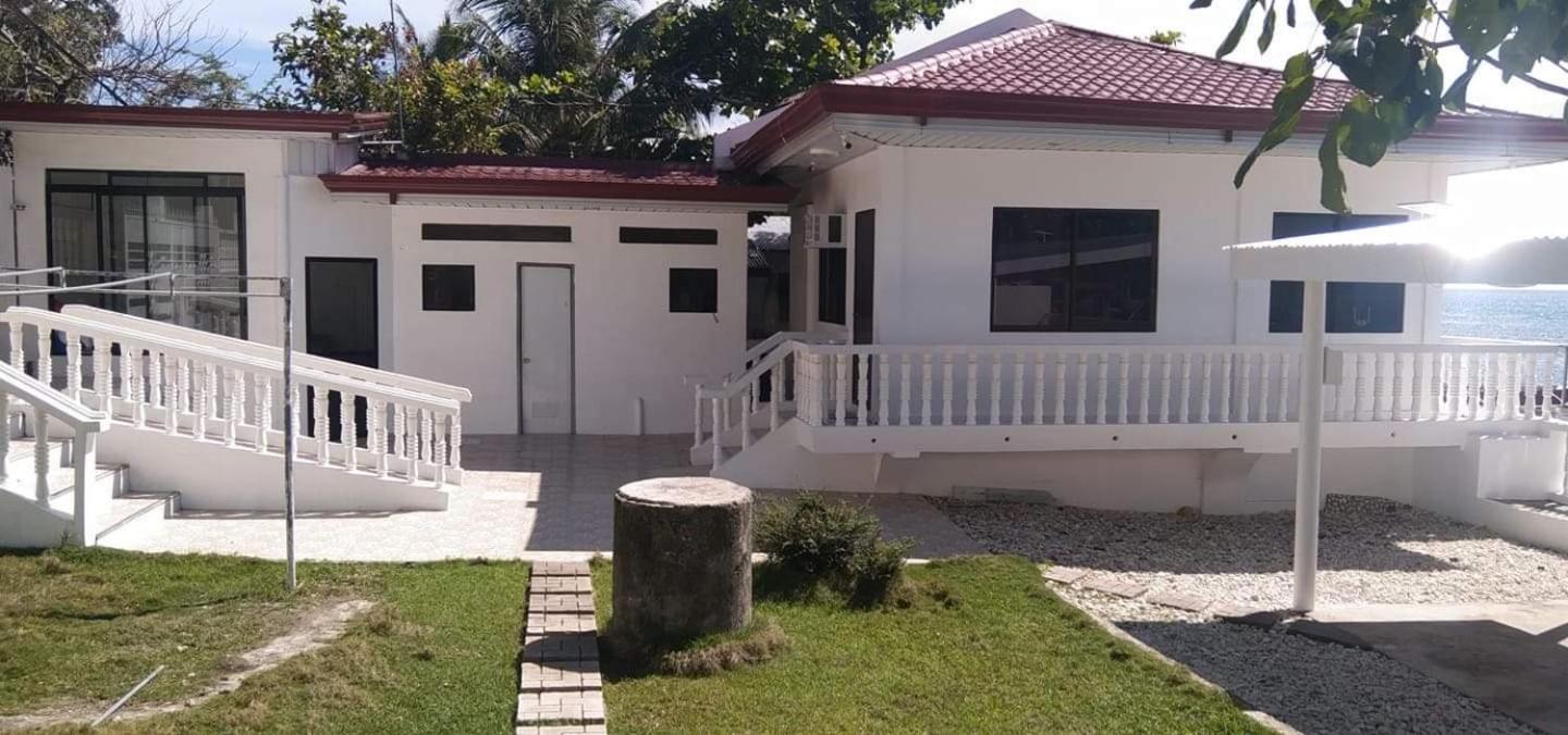 Luna Oslob Travellers Inn - Beach Front Exterior foto