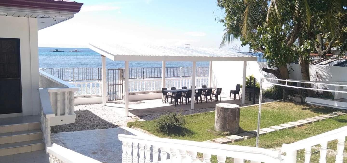 Luna Oslob Travellers Inn - Beach Front Exterior foto