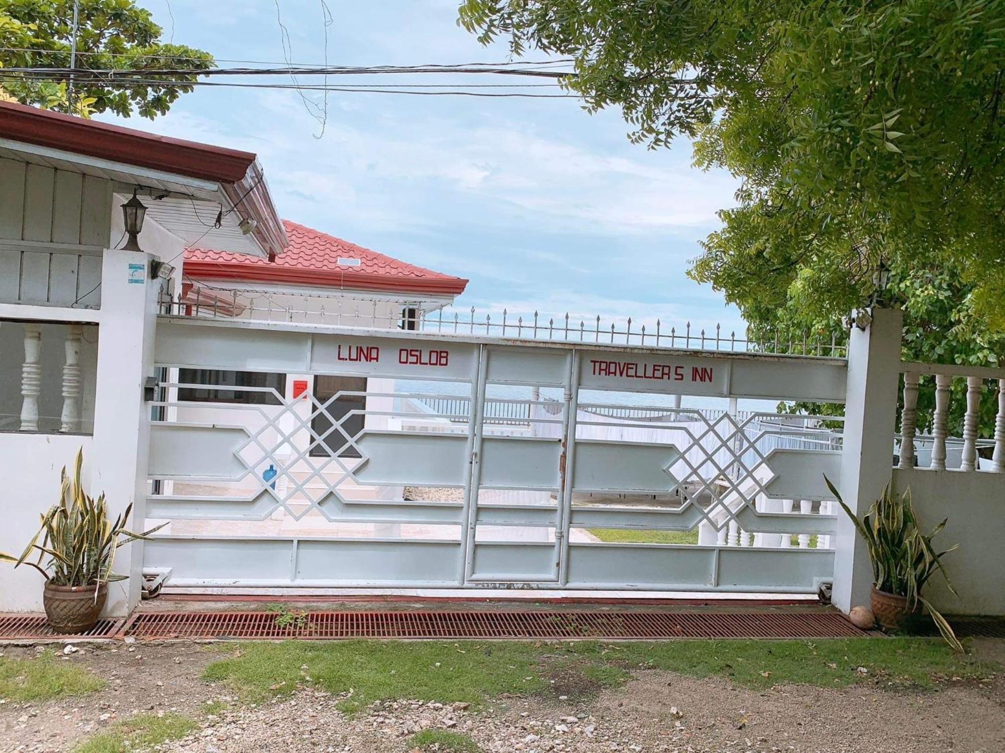Luna Oslob Travellers Inn - Beach Front Exterior foto
