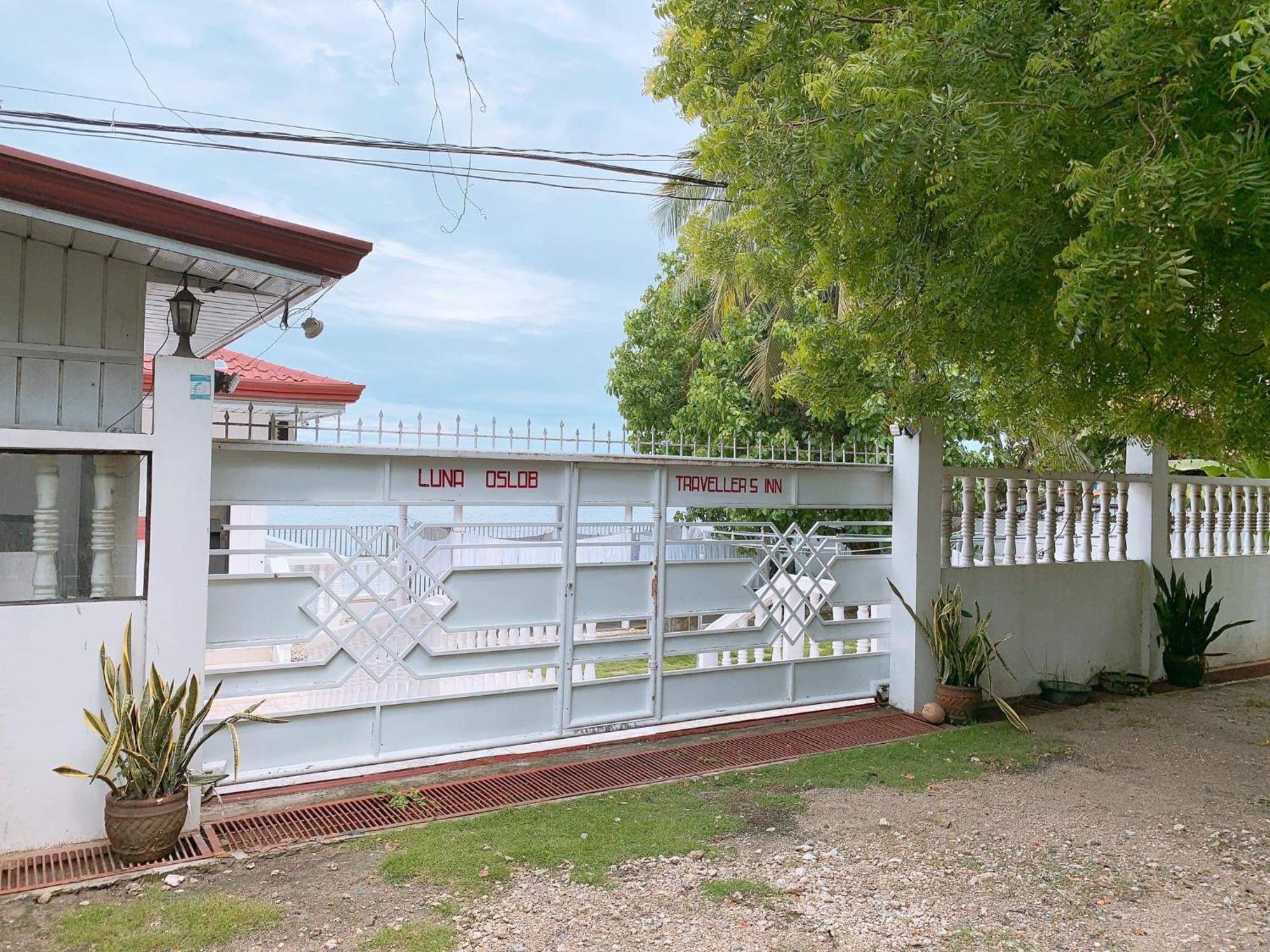 Luna Oslob Travellers Inn - Beach Front Exterior foto