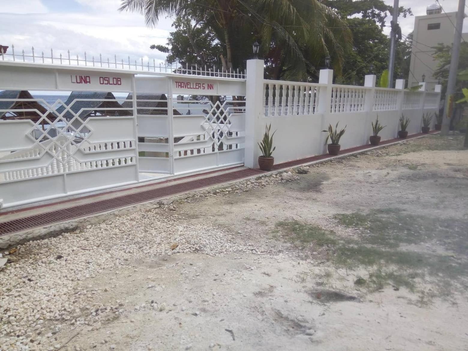 Luna Oslob Travellers Inn - Beach Front Exterior foto