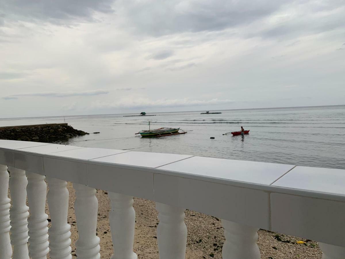 Luna Oslob Travellers Inn - Beach Front Exterior foto