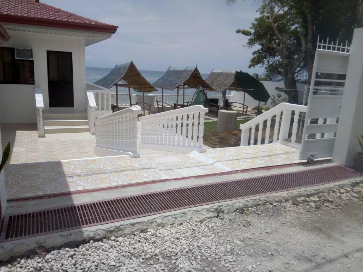 Luna Oslob Travellers Inn - Beach Front Exterior foto